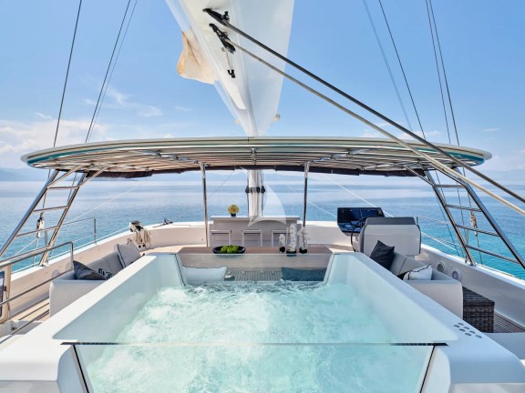 Fly bridge jacuzzi