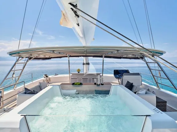 Fly bridge jacuzzi