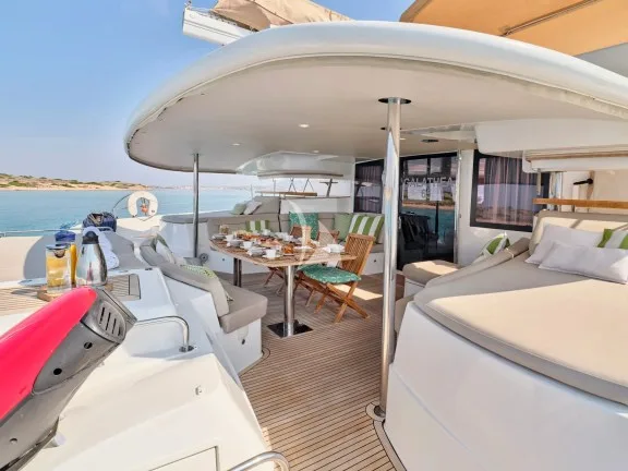 Fore deck seating area