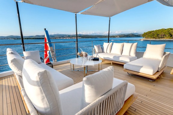 Upper deck aft sitting area