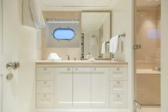 Summer twin cabin bath