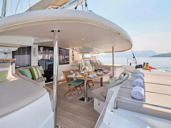 Aft seating area and sunbathing platform