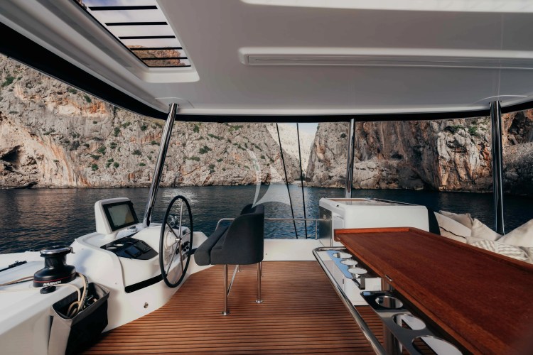 Flybridge with helm