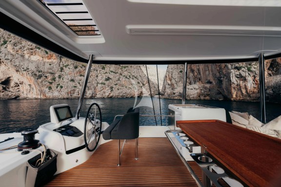 Flybridge with helm