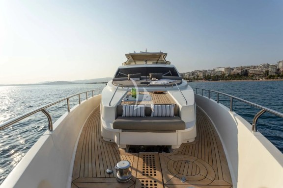 Bow seating & sunbathing areas