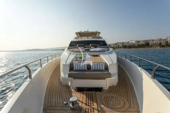 Bow seating & sunbathing areas
