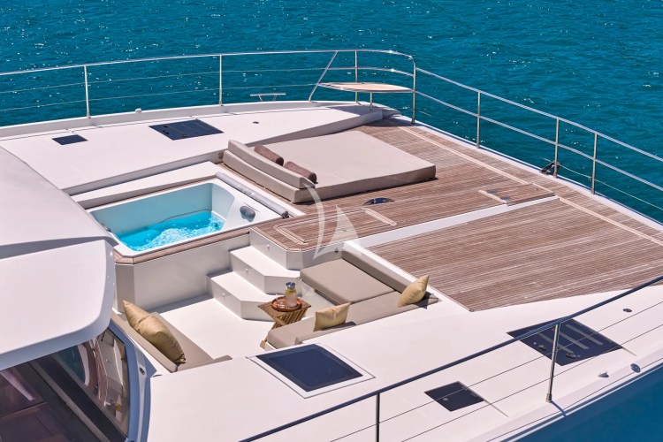 Foredeck with jacuzzi