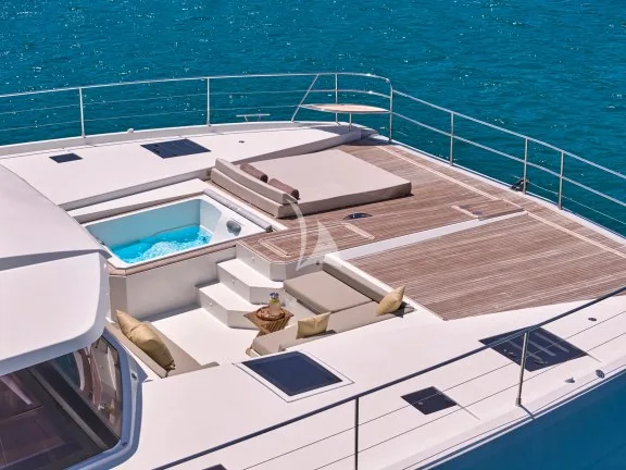Foredeck with jacuzzi