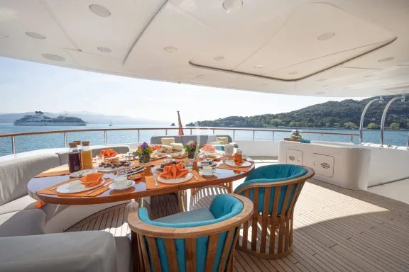 Main deck dinning area