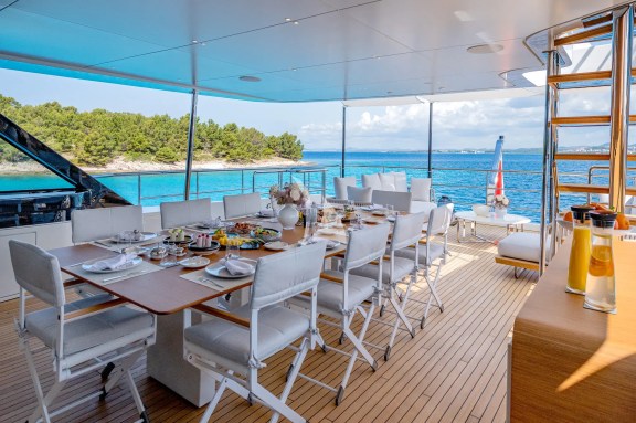 Upper deck dining for up to 10 guests