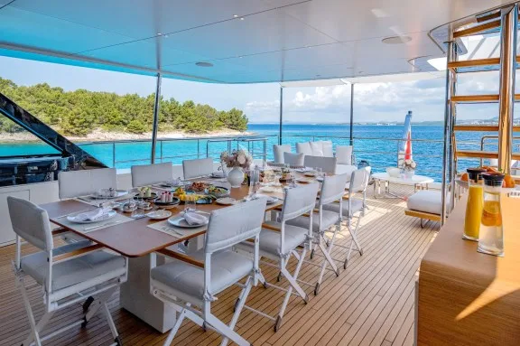 Upper deck dining for up to 10 guests