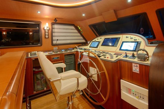 Image of QUEEN OF SALMAKIS yacht #31
