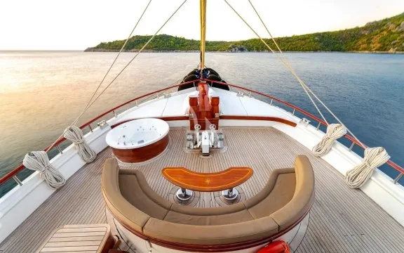 Bow seating