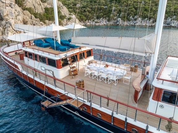 Deck dining and bar