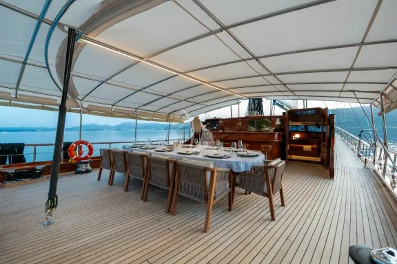 Aft deck dining