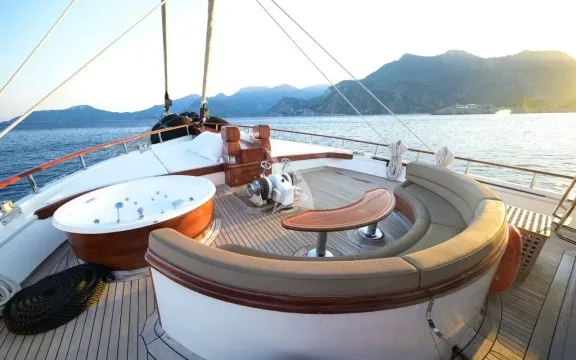 Bow seating