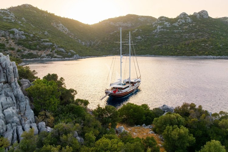 NURTEN A at anchor evening