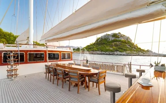 Foredeck dining