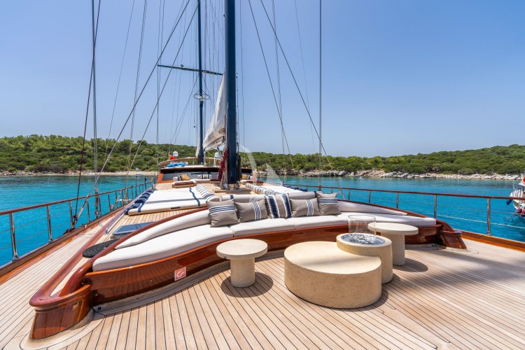 Seating foredeck