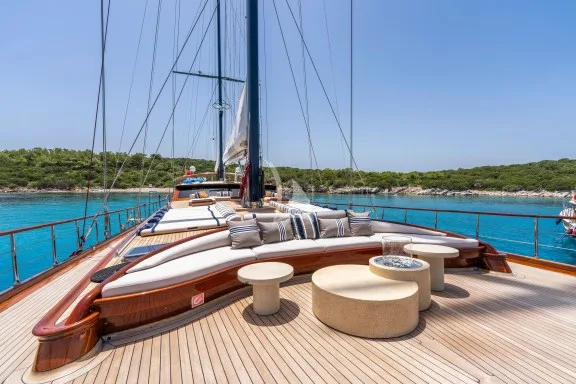Seating foredeck