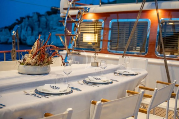 Deck dining detail