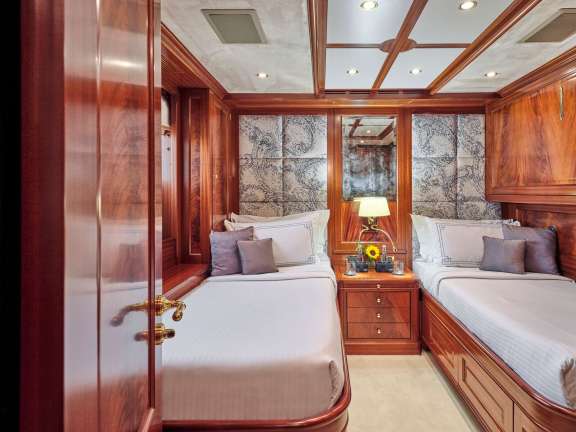 Image of OPTION B yacht #9