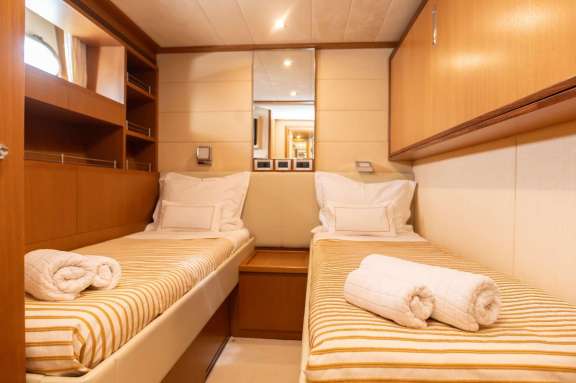 Twin cabin II with pullman berth