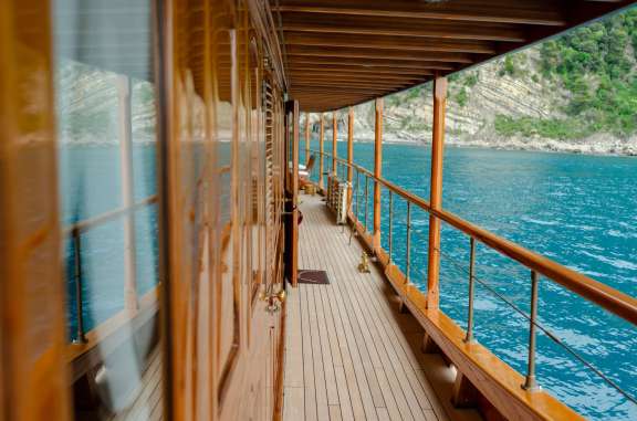 Image of OVER THE RAINBOW OF LONDON yacht #10