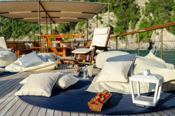 Image of OVER THE RAINBOW OF LONDON yacht #12