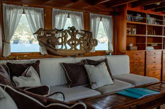 Image of OVER THE RAINBOW OF LONDON yacht #3