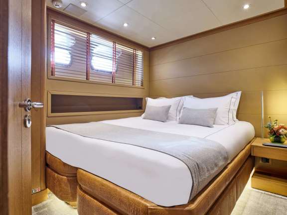 Image of TIGRA yacht #11