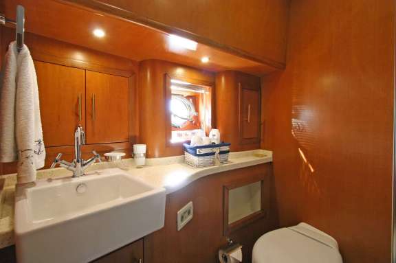 Port Twin Cabin Bathroom