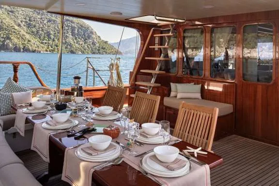 Aft Seating & Dining