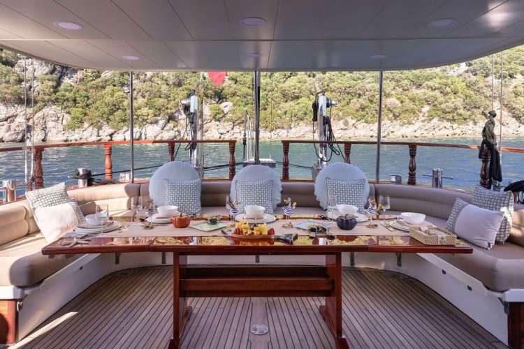 Aft Seating &amp; Dining Area