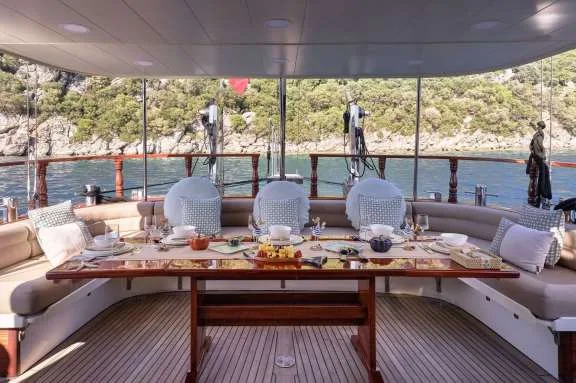 Aft Seating & Dining Area