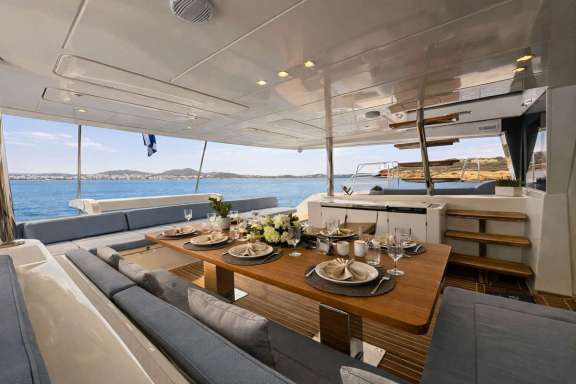 Royal-Destiny-cocpit-table