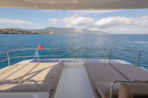 Sunbeds on Fly bridge