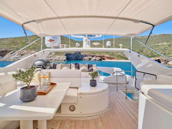 Dining table flybridge