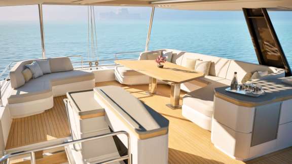 Flybridge lounging and helm