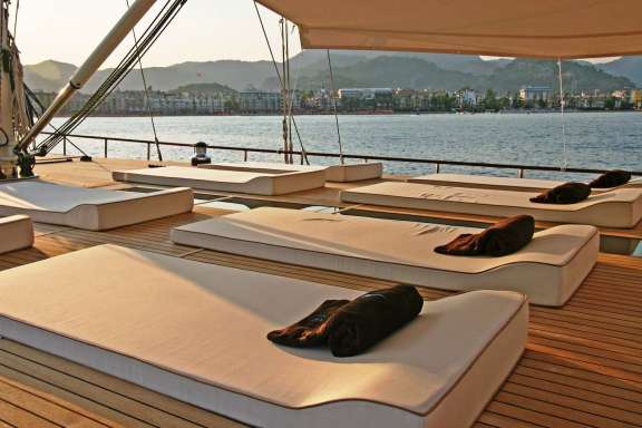 FORWARD SUNTANNING DECK