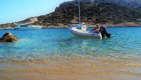 3.60 meter tender with 40HP o/e (yr 2014), with excellent cruising performance