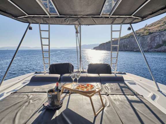 Fly Bridge - Sunbathing Area