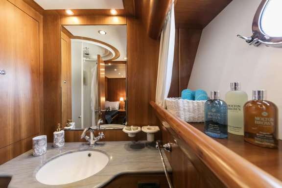 Twin cabin en-suite facilities