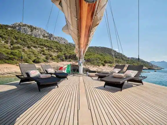 Foredeck with sun beds