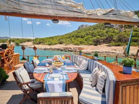 Aft deck with steering wheel