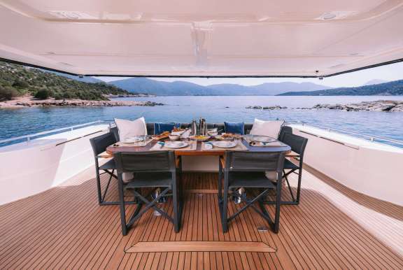Aft deck with alfresco dining