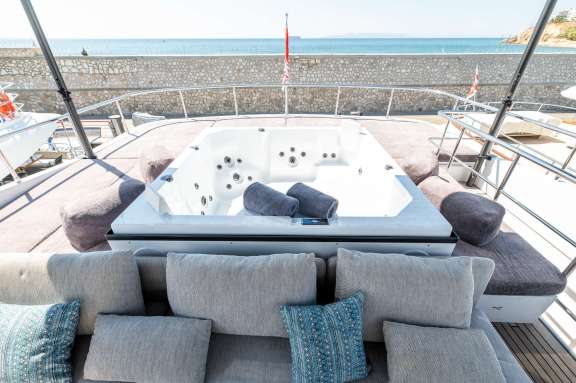 Sundeck Jacuzzi