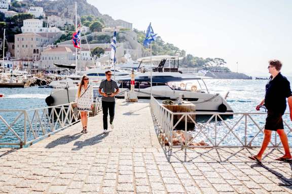 Hydraulic swimming platform