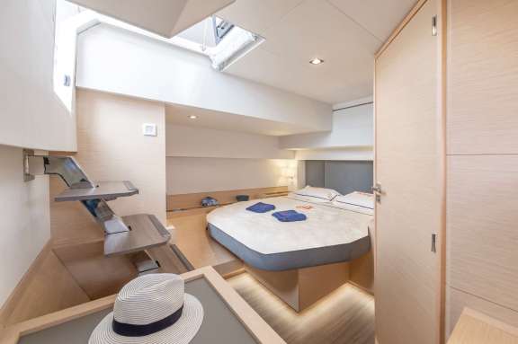 Mid ship cabin