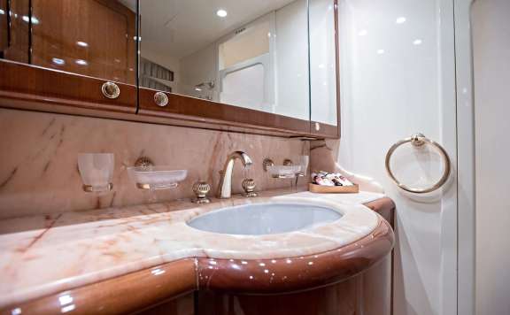 Twin cabin en-suite facilities